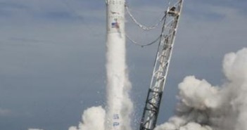 Próbne odpalenie silników przeprowadzone 30 kwietnia. Podczas tej próby wszystkie silniki działały zgodnie z założeniami / Credits: SpaceX