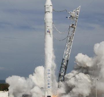 Próbne odpalenie silników przeprowadzone 30 kwietnia. Podczas tej próby wszystkie silniki działały zgodnie z założeniami / Credits: SpaceX