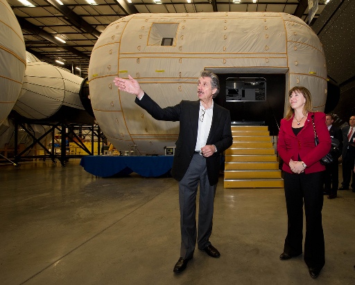 Robert Bigelow (Bigelow Aerospace) i Lori Garver - zastępczyni administratora NASA, przed makietą modułu BA-330 / Źródło: NASA