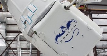 Kapsuła Dragon z przedziałem serwisowym podczas przygotowań do startu (źródło: SpaceX)