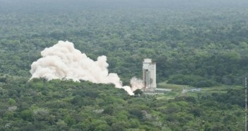 Test jednostki pomocniczej na paliwo stałe rakiety Ariane 5 / Credits: ESA