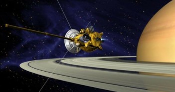 Wizja artystyczna sondy Cassini, misji klasy flagowej, na orbicie Saturna / Credits: NASA/JPL