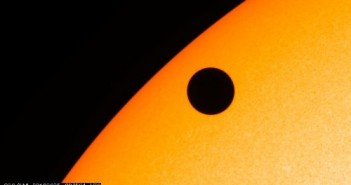 Wenus na tle tarczy Słońca - godzina 00:35 CEST / Credits - NASA, SDO