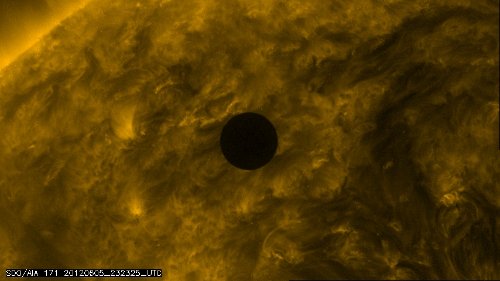 Godzina 01:32 CEST - widok na Słońce i Wenus / Credits - NASA, SDO 