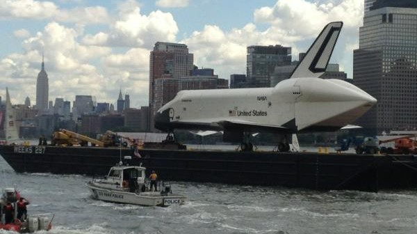 Transport wahadłowca Enterprise po rzece Hudson, w tle budynek Empire State Building / Credits: Intrepid Sea, Air & Space Museum
