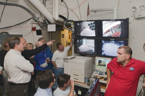 Członkowie zespołu inżynierskiego IRVE-3 podczas testu w Transonic Dynamics Tunnel w Centrum Badawczym Langley. Osłona poddana została w nim warunkom panującym w górnej atmosferze. Jedynym „problemem” okazała się niezdolność do symulowania oddzielenia od rakiety, dlatego noże uruchomiły się o zadanym czasie. Credit: NASA/Sean Smith Członkowie zespołu inżynierskiego IRVE-3 podczas testu w Transonic Dynamics Tunnel w Centrum Badawczym Langley. Osłona poddana została w nim warunkom panującym w górnej atmosferze. Jedynym „problemem” okazała się niezdolność do symulowania oddzielenia od rakiety, dlatego noże uruchomiły się o zadanym czasie. Credit: NASA/Sean Smith