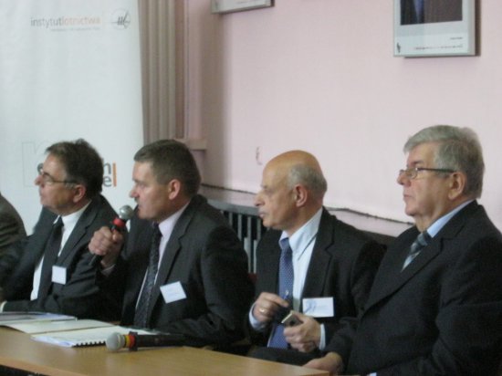 Od lewej: Daniel Sztandera (wice-prezydent Kalisza), Stanisław Sienko (wice-prezydent Rzeszowa), Tadeusz Baczko (PAN), Witold Wiśniowski (dyrektor Instytutu lotnictwa) w czasie dyskusji nad znaczeniem transportu lotniczego dla rozwoju Polski. Credits: Ela Zocłońska