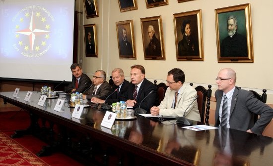 Paneliści debaty 'Kosmos - szansa czy zagrożenie'. Od lewej: Krzysztof Zaręba (Ministerstwo Gospodarki), prof. Zbigniew Kłos (CBK PAN), Janusz Onyszkiewicz (przewodniczący Rady Wykonawczej SEA, b. minister obrony narodowej), Marek Goliszewski (prezes SEA), dr Jakub Ryzenko (CBK PAN), Zenon Szczepaniak (Bumar) / Credits: Ryszard Baranowski