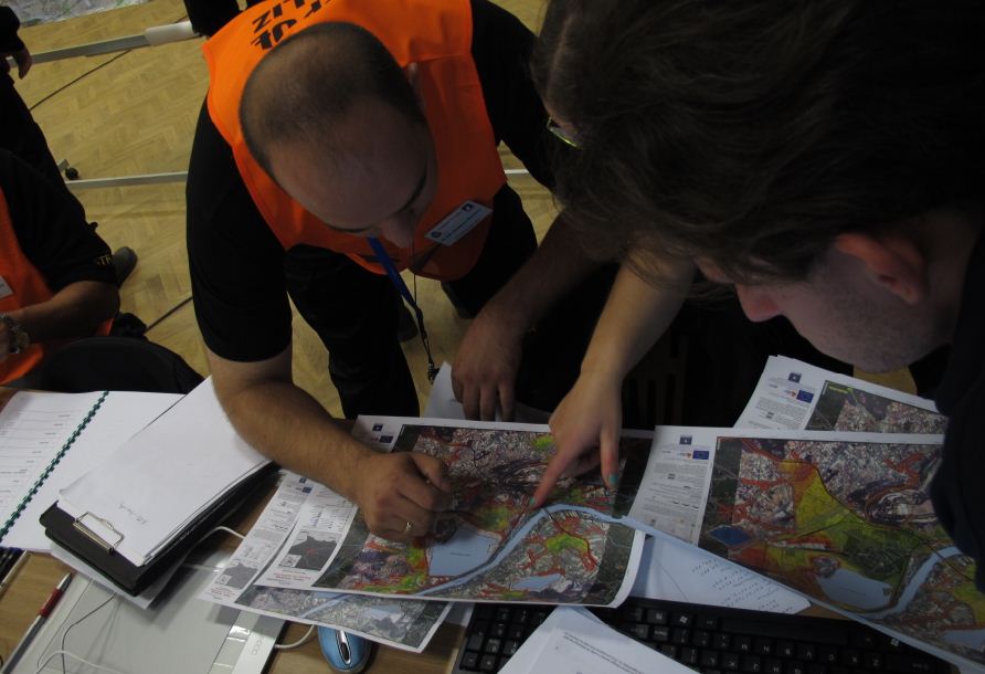 Ćwiczenia EU Carpathex 2011: strażacy korzystają z analiz i map satelitarnych powodzi wytworzonych w ramach progrmau SAFER / Credits: Regina Kozyra, CBK PAN 