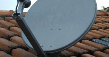 Antena satelitarna systemu Direct-To-Home (DTH) – najpopularniejszy sposób odbioru telewizji satelitarnej w gospodarstwach domowych.