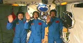 Załoga misji Shenzhou 9 wewnątrz modułu orbitalnego Tiangong 1 (Xinhua)
