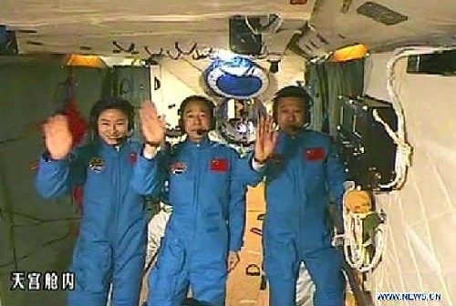 Załoga misji Shenzhou 9 wewnątrz modułu orbitalnego Tiangong 1 (Xinhua)