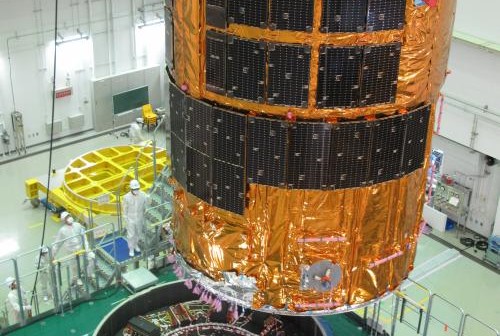 Statek HTV-3 w czasie końcowego etapu integracji / Credits: JAXA