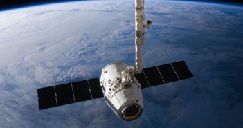 qStatek Dragon przechwycony przez manipulator CanadArm2. Zdjęcie z maja 2012 roku. / Credits: SpaceX