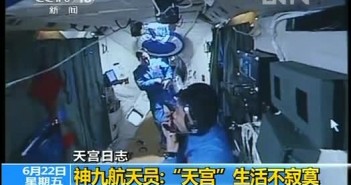 Wnętrze modułu Tiangong-1 - 22.06.2012 / Credits - CCTV