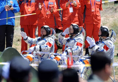 Załoga misji Shenzhou-9 po wyjściu z modułu powrotnego / Credits - CN