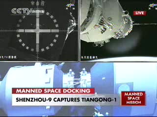 08:07 CEST - chwilę po cumowaniu Shenzhou-9 do Tiangong-1 / Credits - CCTV