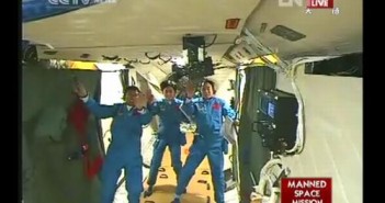 Cała załoga statku Shenzhou-9 w module Tiangong-1 / Credits: CCTV