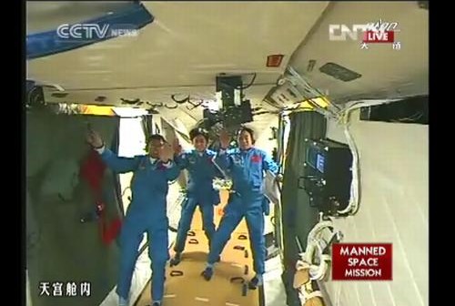 Cała załoga statku Shenzhou-9 w module Tiangong-1 / Credits: CCTV