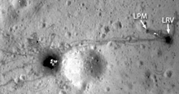 Widok na lądowisko Apollo 16. Na lewo od krateru znajduje się lądownik tej misji. LRV to księżycowy łazik. / Credits - NASA/GSFC/Arizona State University