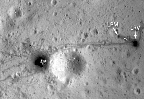 Widok na lądowisko Apollo 16. Na lewo od krateru znajduje się lądownik tej misji. LRV to księżycowy łazik. / Credits - NASA/GSFC/Arizona State University