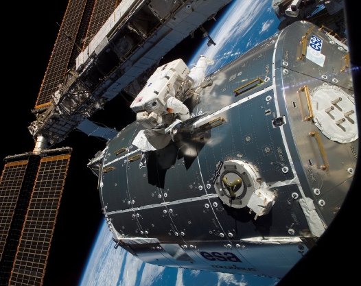 Astronauta ESA - Niemiec Hans Schlegel pracuje przy module Columbus. Zdjęcie z 13 lutego 2008, z misji STS-122 / Credits - NASA