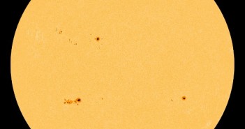 Aktualny obraz Słońca - 1 lipca 2012. Grupa 1513 znajduje się w środkowej części tarczy, powyżej równika. / Credits - NASA, SDO