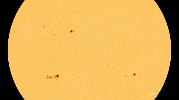 Aktualny obraz Słońca - 1 lipca 2012. Grupa 1513 znajduje się w środkowej części tarczy, powyżej równika. / Credits - NASA, SDO
