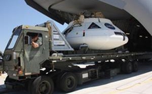 Makieta PTV statku Orion ładowana na pokład samolotu C-17 / Credits: NASA