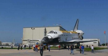 Transport wahadłowca Atlantis do hali VAB / Credits: Maxime Puteaux