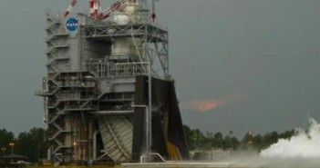 Test systemu napędowego (tzw. powerpacka) silnika J-2X / Credits: NASA/SSC