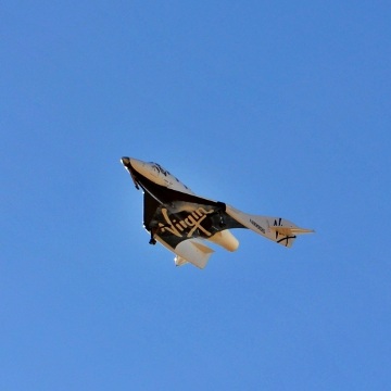 SpaceShipTwo w trakcie jednego ze swych lotów ślizgowych / Credit - Chris Van Pelt
