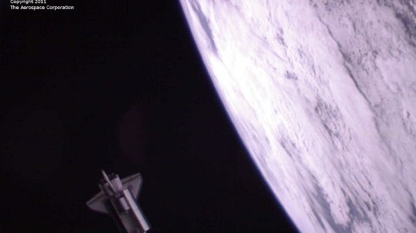 Ostatnie zdjęcie promu kosmicznego Atlantis na orbicie, wykonane przez pikosatelitę PSSC-2, uwolnionego z ładowni promu w dniu 20 lipca 2011 roku / Credits - The Aerospace Corporation