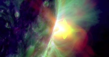 Rozbłysk o sile M7.7 wygenerowany przez grupę 1520 zza widocznej tarczy słonecznej 19 lipca 2012 roku / Credits: SDO, NASA
