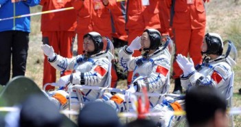Załoga misji Shenzhou-9 na Ziemi / Credits - CN
