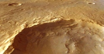 Zdjęcie 25-kilometrowego krateru w rejonie Tyrrhena Terra wykonane za pomocą High Resolution Stereo Camera (HRSC) sondy Mars Express. Duże skupiska uwodnionych krzemianów odkryto na wzgórzach w centrum krateru, na jego ścianach oraz wokół jego brzegów. (Credits: Mars Express HRSC, ESA/DLR/FU Berlin (G. Neukum); NASA/MOLA Science Team; D. Loizeau et al.)