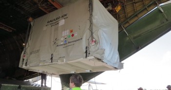 Wyładunek Galileo IOV z samolotu An-124, 7 sierpnia 2012 / Credits: ESA - Carla Fogli