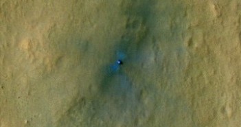 MSL widziany z orbity. Dookoła łazika widać obszar zaburzony działaniem sky-crane podczas lądowania / Credits - NASA/JPL-Caltech/University of Arizona