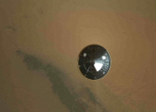 Powiększony fragment jednej z klatek w niskiej rozdzielczości, uzyskanych przez kamerę MARDI (JPL/NASA)