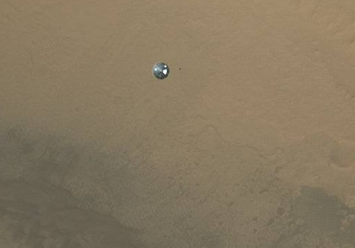 Fragment zdjęcia w pełnej rozdzielczości, przedstawiający opadającą osłonę termiczną lądownika (NASA/JPL-Caltech/Malin Space Science Systems)