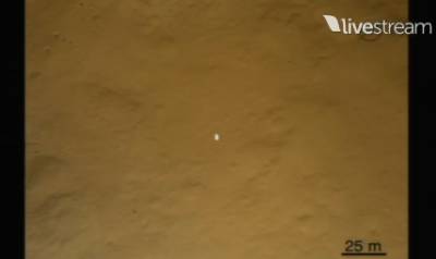 Wyznaczona obecna pozycja łazika "Curiosity". W górnym lewym rogu znajdują się większe skały, które mogą okazać się atrakcyjne jako jeden z pierwszych celów do zbadania przez łazika. Zdjęcie z sondy MRO, a kolor zapewniony przez MARDI z misji MSL (NASA TV/SFN)