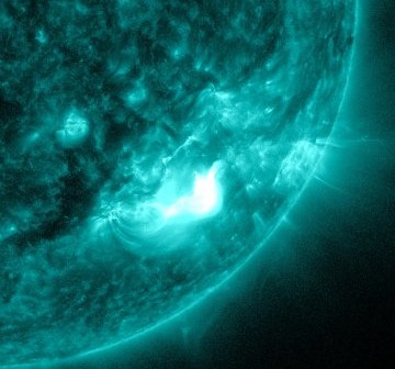 Obszar aktywny 1540 dziesięć minut po fazie maksymalnej rozbłysku z 11 sierpnia 2012 roku / Credits - NASA, SDO