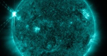 Tuż przed maksimum rozbłysku klasy M5.5 z 18 sierpnia 2012 / Credits - NASA, SDO