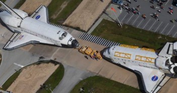 Wahadłowce Endeavour (po lewej) i Atlantis (po prawej) podczas swojego ostatniego spotkania / Credits: NASA