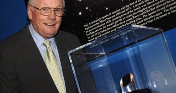 Armstrong stojący obok Nagrody dla „Ambasadora Eksploracji” w Muzeum Cincinnati/ Credits: NASA