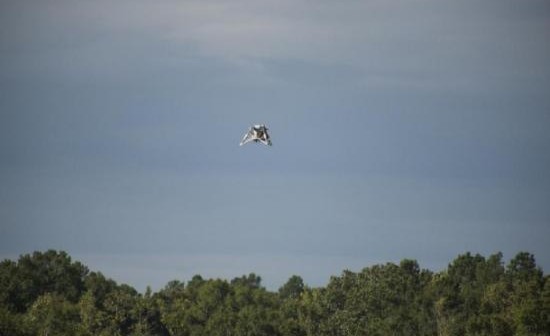 Prototypowy lądownik NASA (Mighty Eagle) w czasie lotu swobodnego / Credits: NASA/MSFC/Fred Deaton