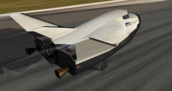 Wizja artystyczna mini promu kosmicznego Dream Chaser lądującego na pasie tradycyjnego lotniska / Credits: SNC