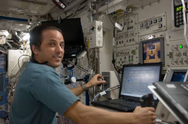 Astronauta NASA Joe Acaba przy pracy z japońskim manipulatorem JEMRMS / Credits: NASA