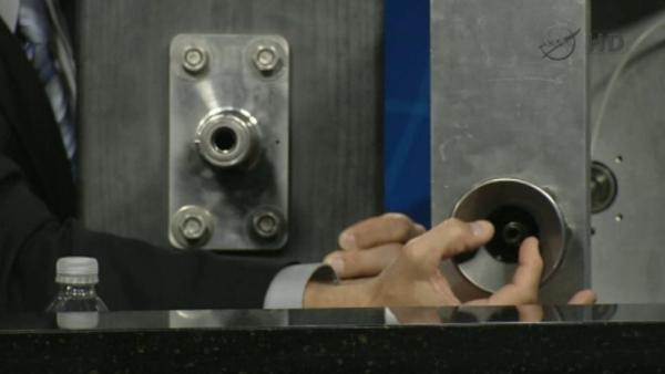 Przedstawienie problemu z wkręceniem śruby na modelach podczas konferencji prasowej. Po lewej stronie element znajdujący się po stronie podstawy dla urządzenia na kratownicy S0, natomiast po prawej widoczna śruba w MBSU / Credits: NASA, NSF