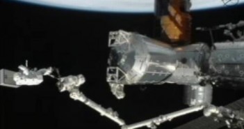 Akihiko Hoshide podczas spaceru EVA-18 (etap transportu jednostki MBSU 1) / Credits: NASA TV